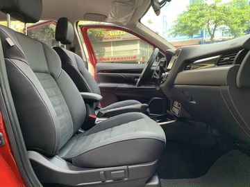 Mitsubishi Outlander 2023 sở hữu ghế ngồi được bọc da màu xám