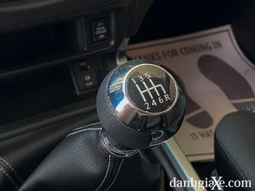 Cần số Nissan Terra 2021 được bọc da và mạ chrome