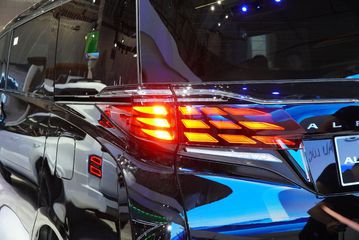 Đèn hậu Toyota Alphard 2025 cũng thiết kế đồ họa mới sang trọng và hiện đại hơn