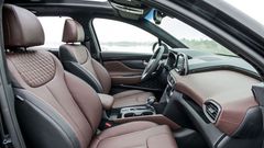 Hàng ghế trước trên xe Hyundai Santa Fe