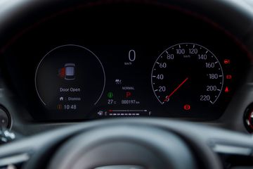 Đồng hồ lái Honda HR-V 2025 vẫn trực quan, dễ dàng quan sát. Phiên bản e:HEV RS trang bị màn hình đa thông tin TFT 7 inch lớn nhất