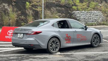 Đuôi xe Toyota Camry 2025 cũng có thiết kế kiểu cá mập đầu búa tương phản với phía trước