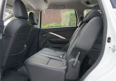 Hàng ghế thứ 2 có 3 vị trí ngồi, nhưng chỉ được trang bị 2 tựa đầu. Đây cũng là một điểm thiếu sót trên Xpander.