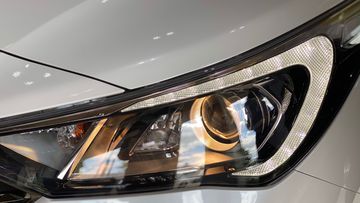 Cụm đèn trước sử dụng dạng Halogen Projector đi cùng tính năng cảm biến bật/tắt tự động