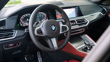 Không gian bên trong có phần sang trọng của BMW X6 2023