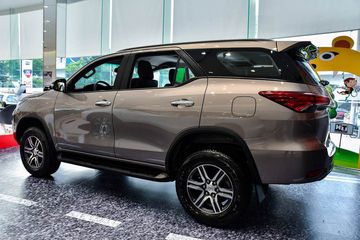 Thiết kế hông xe Toyota Fortuner 2023 với những đường nét uyển chuyển