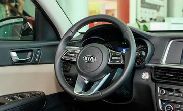 Mẫu sedan hạng D này sở hữu vô lăng bọc da 3 chấu thể thao