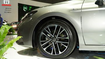 La-zăng Toyota Camry 2025 hiện đại với kích thước 18 inch thể thao