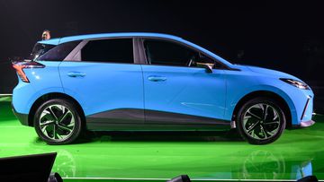 Thân xe MG4 EV 2024 thiết kế hiện đại với kiểu mui xe vuốt cong về sau