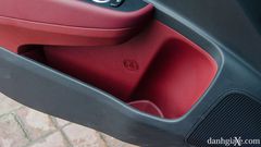 và  trên cửa xe