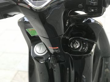 Nắp bình xăng được bố trí cao, nằm bên trái phần yếm xe hỗ trợ việc đổ xăng dễ dàng hơn