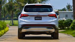 Đuôi xe Hyundai SantaFe 2023 thiết kế cân xứng hơn bản tiền nhiệm