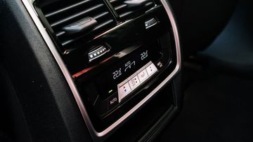 Hệ thống điều hòa tự động 4 vùng độc lập trên BMW X6 2023 với cửa gió dành cho hàng ghế sau