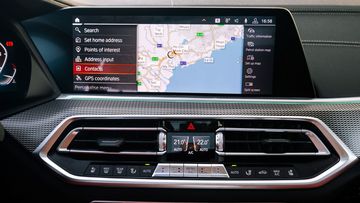 BMW X6 2023 còn một màn hình cảm ứng thông tin giải trí 12,3 inch ở trung tâm bảng táp lô