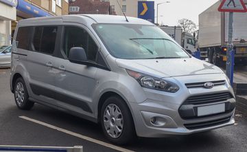 Ford Tourneo phiên bản 2015 với phần đầu xe góc cạnh