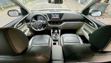 Nội thất của Kia Carens 2024 mang đến những thay đổi táo bạo, đi theo hướng hiện đại và trẻ trung.