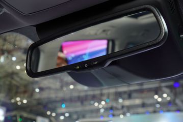 GAC M6 Pro 2025 trang bị&nbsp; gương chiếu hậu chống ch&oacute;i tự động, gi&uacute;p quan s&aacute;t tốt hơn v&agrave;o ban đ&ecirc;m