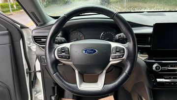 Vô lăng của Ford Explorer 2024 là loại 4 chấu bọc da kết hợp 2 nan ở phần đáy được sơn bạc