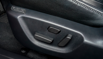 Tính năng ghế lái chỉnh điện và nhớ 2 vị trí được trang bị độc quyền trên phiên bản Premium cao cấp nhất.