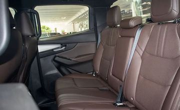 Phiên bản Premium sở hữu các hàng ghế bọc da trong khi các bản còn lại sử dụng chất liệu nỉ