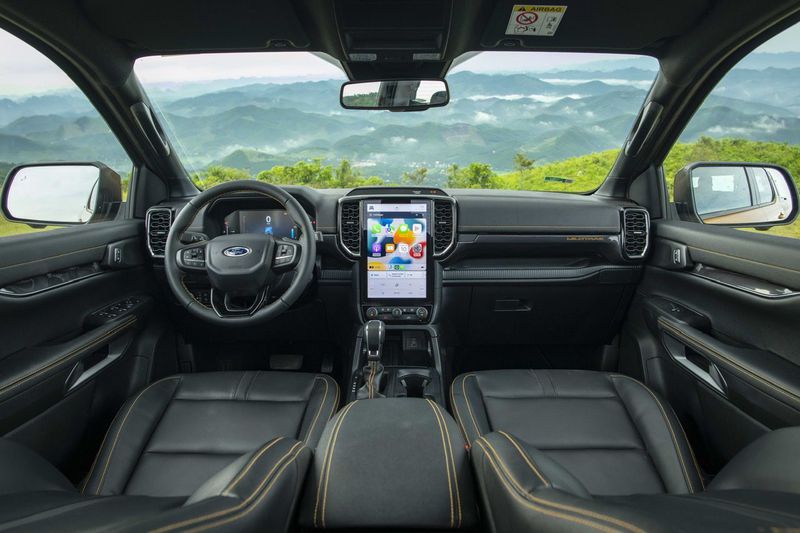 Khoang nội thất Ford Ranger 2023 được làm mới hoàn toàn so với thế hệ tiền nhiệm
