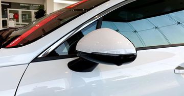 Gương chiếu hậu đồng màu thân xe, tích hợp các tính năng chỉnh/gập điện tự động, đèn báo rẽ và sấy gương