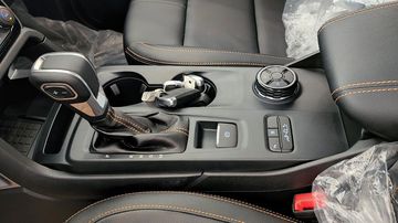 Cần số vẫn là dạng cơ truyền thống thay vì kiểu điện tử e-Shifter nhỏ gọn như “đàn anh” Everest vừa ra mắt