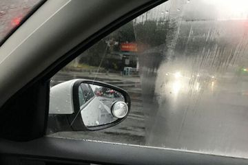 Mẹo xử lý mờ kính, nhòe gương khi lái xe ô tô trời mưa 6