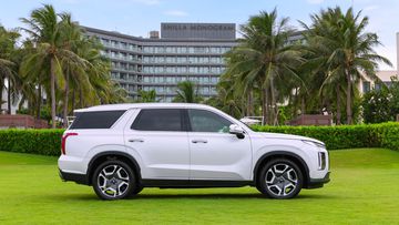 Thân xe Hyundai Palisade 2024 vững chắc và khỏe khoắn qua các đường gân dập nổi