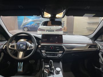 Vô-lăng và khu vực điều khiển trung tâm của Series 5