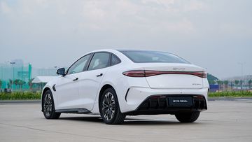 Đuôi xe BYD Seal 2024 tinh tế với cụm đèn hậu LED nằm ngang hiện đại