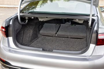 Volkswagen Jetta 2023 xứng đáng được xếp ở top đầu phân khúc về sức chứa của khoang hành lý với con số 510 lít