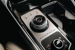 Cần số dạng xoay trên các bản KIA Sorento 2021 máy dầu