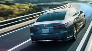 Đuôi xe Lexus LS 2023 tiếp tục thiết kế uốn lượn với bố cục hài hòa cân đối