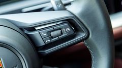 Các nút bên phải tích hợp đàm thoại rảnh tay và các nút điều khiển màn hình lái kỹ thuật số