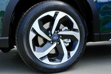Subaru Forester 2023 sử dụng bộ mâm 17 - 18 inch phay 2 tone màu bắt mắt