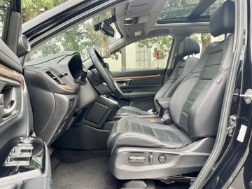 Ghế lái trên mọi phiên bản đều có thể chỉnh điện 8 hướng