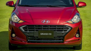 Trên biến thể hatchback, thiết kế lưới tản nhiệt gồm những thanh chrome ngang dọc bắt mắt, hai góc đặt thêm dải LED ban ngày hình boomerang