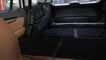 Hàng ghế thứ 2 và hàng ghế thứ 3 có lệ gập lại