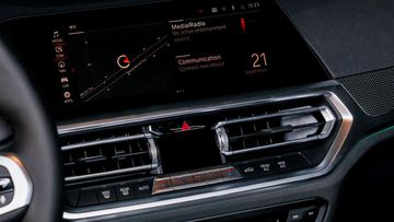 Cửa gió điều hòa BMW 4 Series 2023 có thiết kế góc cạnh và viền nhôm rất sang trọng