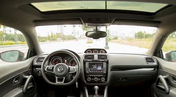 Khu vực taplo của Volkswagen Scirocco 2023 có thiết kế hiện đại và khoa học