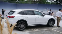 Bề mặt thân xe Mercedes GLC 200 2024 được kéo dài với thiết kế tinh xảo ở các góc cạnh hai bên và đặc biệt nhấn mạnh vào tỷ lệ của vòm bánh xe