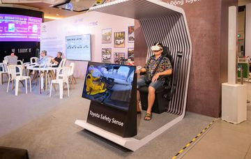 Khách hàng trải nghiệm các tính năng an toàn TSS qua công nghệ thực tế ảo tại sự kiện. 