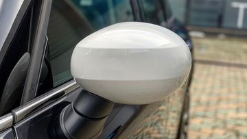 Gương chiếu hậu được sơn tương phản với màu của thân xe MINI Cooper Clubman 2024