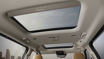 Trên bản Signature còn có cửa sổ trời dạng đôi riêng biệt cho khoang lái và khoang hành khách