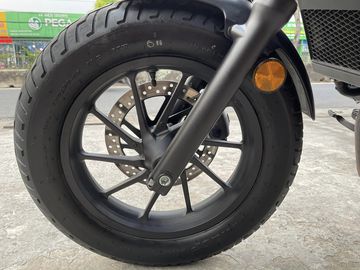 Lốp xe Honda Rebel 500 2023 thuộc hiệu Dunlop với bộ mâm nhôm đúc 16 inch