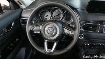 Vô lăng với thiết kế 3 chấu quen thuộc trên Mazda CX-5