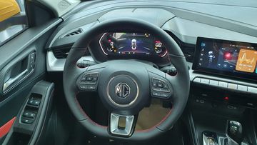 Vô lăng của mẫu sedan hạng C là loại 3 chấu bọc da dày dặn, có đáy vát phẳng kiểu D-cut thể thao