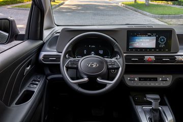 Vô lăng của có thiết kế tương tự những mẫu xe Hyundai ra mắt trong thời gian gần đây như Tucson, Creta với 4 chấu dạng ngang độc đáo. Đặt ngay phía sau là cụm đồng hồ tốc độ dạng kỹ thuật số digital-segment với màn hình LCD phụ ở vị trí trung tâm.