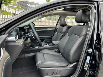 Hàng ghế đầu được trang bị tính năng sưởi và làm mát trên cả 3 phiên bản